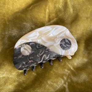 Lisa Says Gah Yin Yang Hair Claw